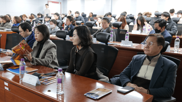 현장에서 내빈들이 ‘프랜들리 산둥(好客山东)’ 한국어 홍보 영상을 시청하고 있다 [사진＝리하오]