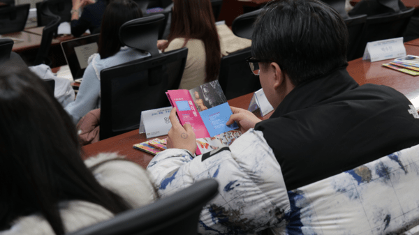 참석자들이 ‘산둥으로 오세요(来山东)’ 한국어 홍보책자를 살펴보고 있다[사진＝리하오]
