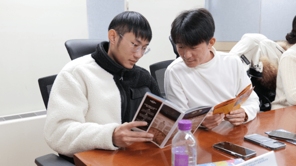 현장에서 학생들이 ‘산둥으로 오세요(来山东)’ 한국어 홍보책자를 읽고 있다[사진＝리하오]