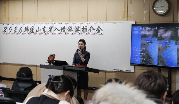 중국동방항공 대표가 현장 내빈들에게 ‘한국-산둥’ 노선 상품 서비스를 소개하고 있다[사진＝리하오]