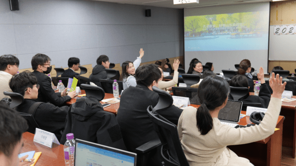 현장 내빈들이 ‘산둥 인바운드 관광’ 퀴즈 이벤트에 적극 참여하고 있다[사진＝리하오]