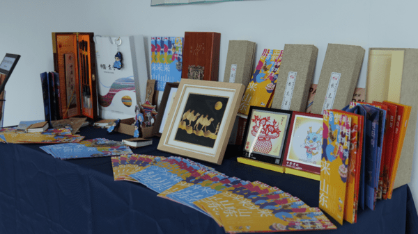 “2026韩国·中国山东入境游推介会” 山东特色非遗文创展品区(摄影=李好)