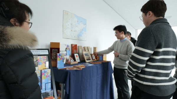 现场嘉宾观览“山东特色非遗与文创展品区“(摄影=李好)